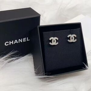 💎CHANEL Silver Rhinestone Earrings💎